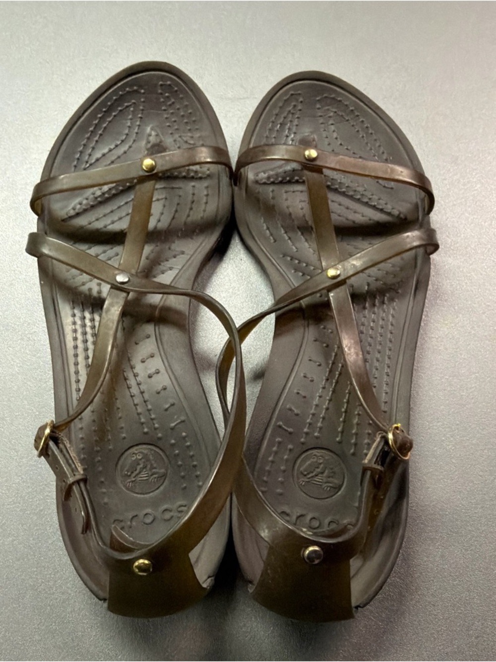 CROCS Women's Brown Slim-Strap Toe Loop Sandals - Picture 6 of 8